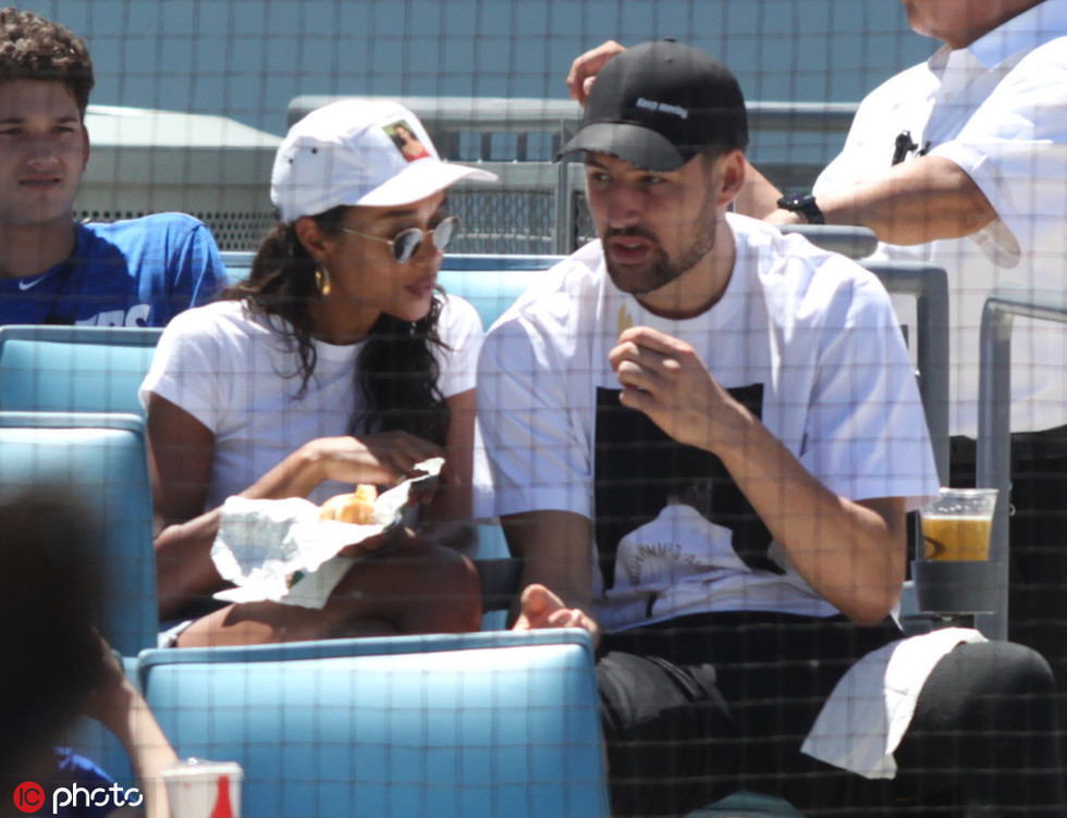 斯卡洛尼戴白手套递交世界杯，因凡蒂诺为仪式错误公开道歉（斯卡洛尼戴白手套交接大力神杯，因凡蒂诺为礼仪失误公开致歉）