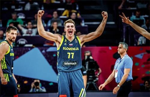 TA：皇马球星团队深度介入更衣室，阿隆索管理面临额外挑战（TA：皇马球星身边人深度插手更衣室，阿隆索执教难度加码）