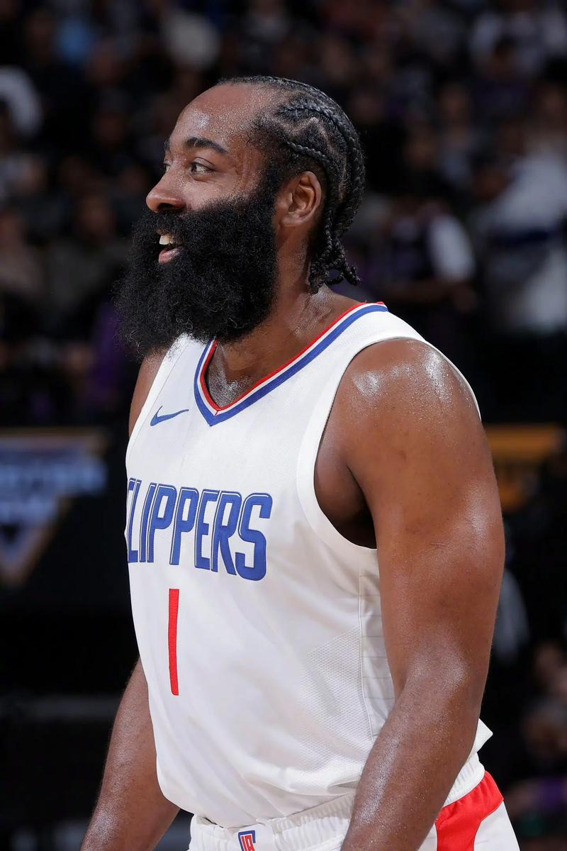 罗马诺：拜仁已经在考虑为伦纳特-卡尔再提供一份新合同（罗马诺：拜仁正考虑再次向伦纳特-卡尔递交新合同）