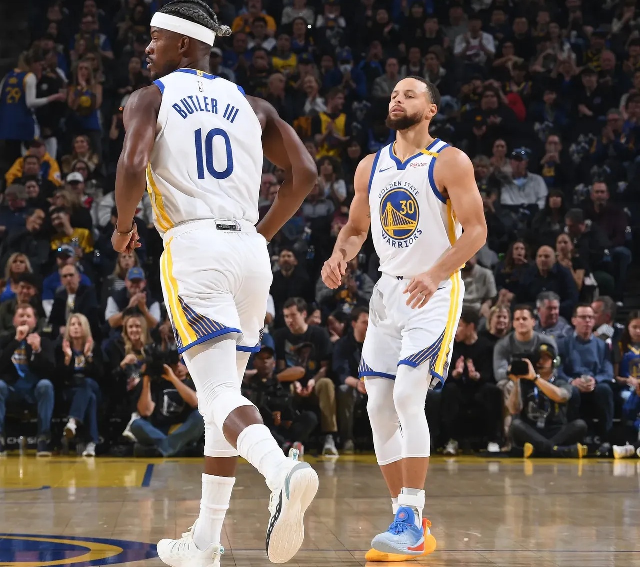 山东后场展最强模式！高诗岩统治决胜期，谢智杰于德豪攻守一体（山东后场火力全开！高诗岩统治末节决胜，谢智杰、于德豪攻防俱佳）