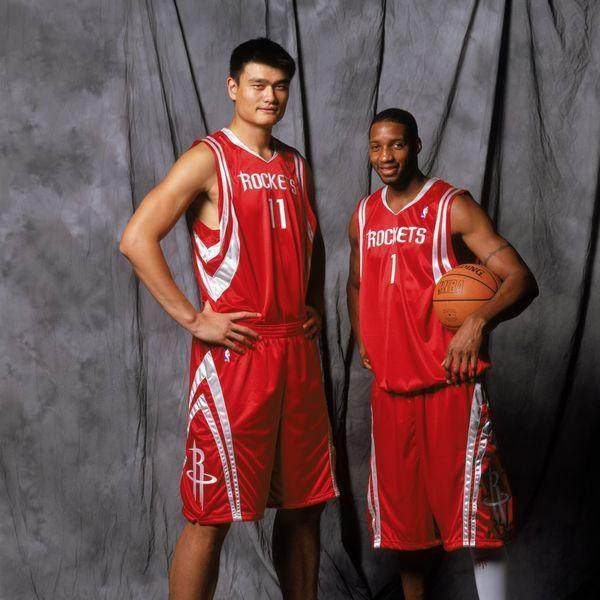 “封神”助力续航绿茵梦想，新鹏城与台铃举行车辆交付仪式（封神加持续航绿茵征程，台铃携手新鹏城完成车辆交付）