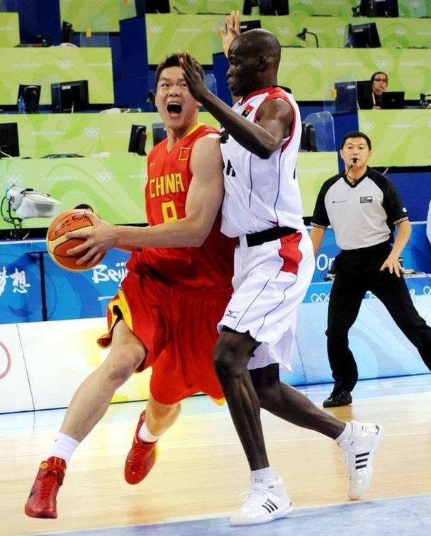 天空体育：曼联有意引进巴黎门将多纳鲁马（天空体育：曼联欲签巴黎门将多纳鲁马）