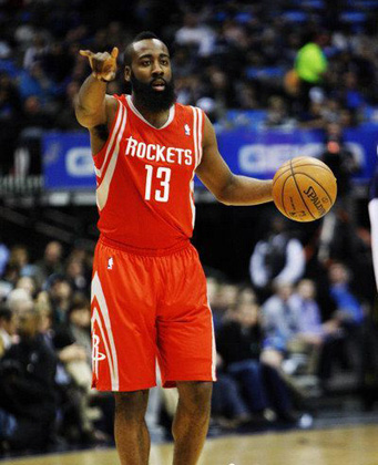 门将助攻前锋！离谱名场面（门将送出助攻，前锋破门上演离谱一幕）